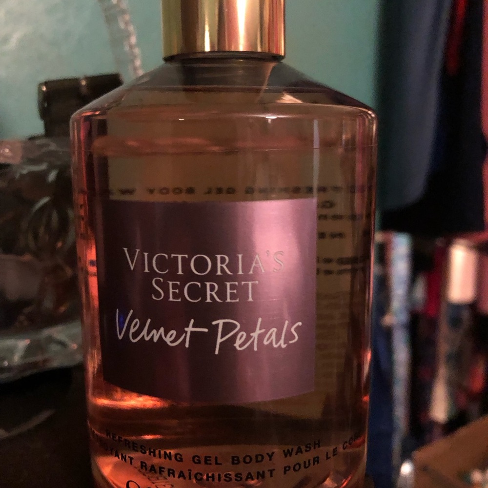 Victoria's Secret Velvet Petals Pink Body Wash - Picture 2 of 3